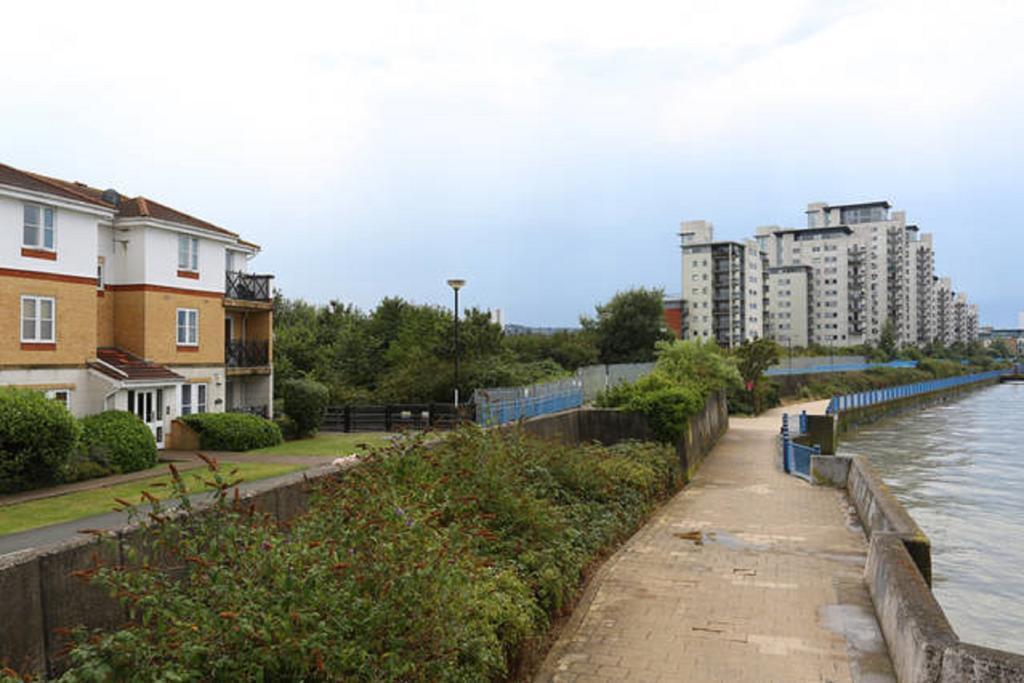 Quiet Riverside Apartment Лондон Стая снимка